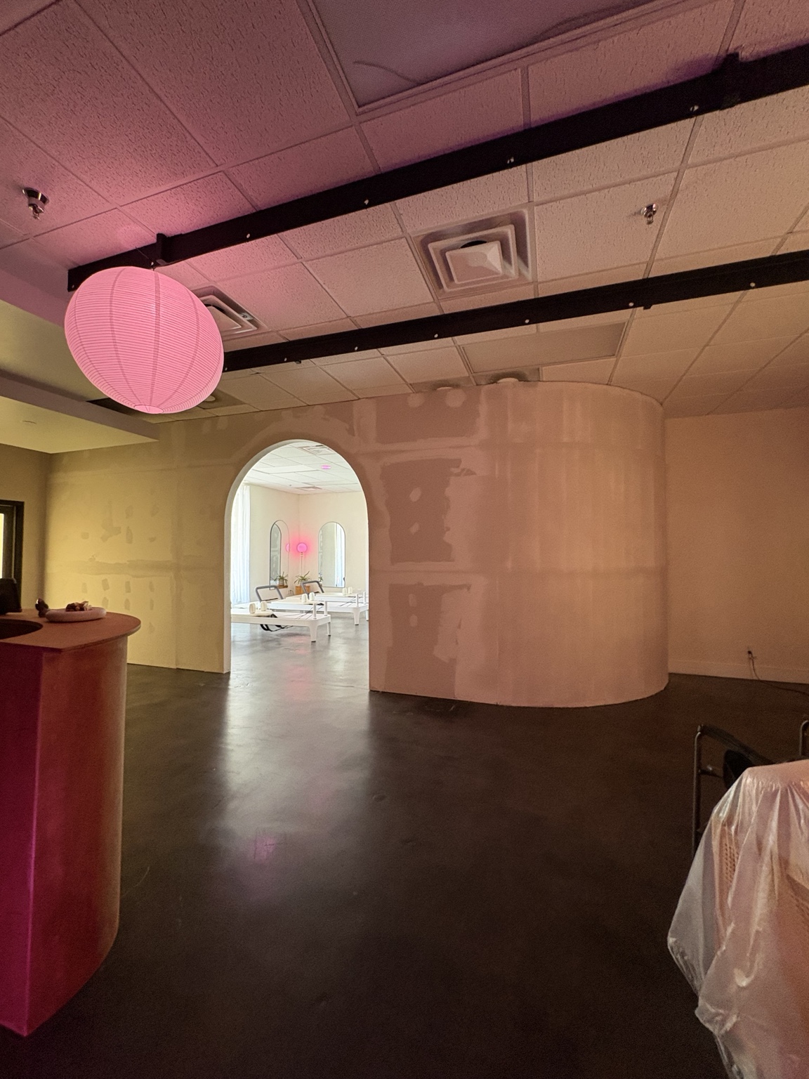 Curved commercial partition