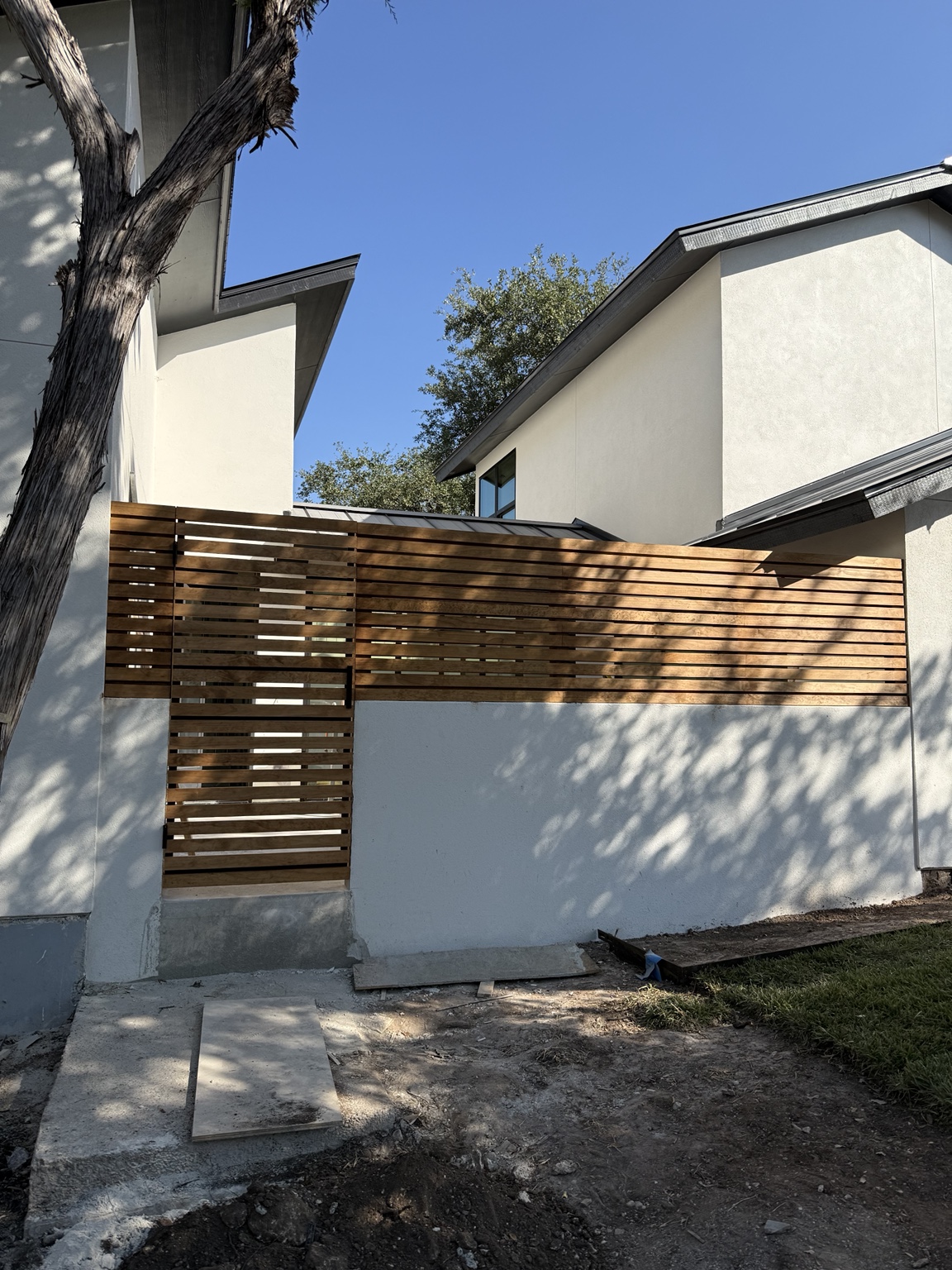Modern privacy screen & gate
